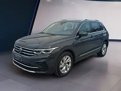 Käytetty VW Tiguan R-line 150 HP (110 kW) 2022 Harmaa Katumaasturi