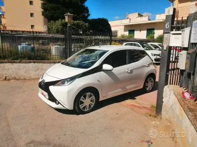 Usata Toyota Aygo 69 CV (50 kW) 2018 Bianco Utilitaria