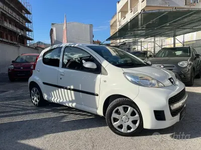 Gebraucht Peugeot 107 Access 68 PS (50 kW) 2012 Weiß Kleinwagen