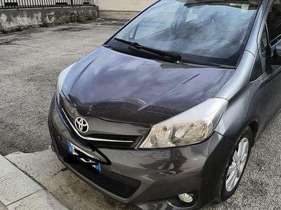 Usata Toyota Yaris Lounge 75 CV (55 kW) 2013 Grigio Utilitaria