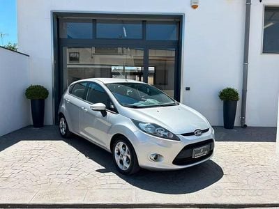 Usata Ford Fiesta Titanium 70 CV (51 kW) 2012 Grigio Utilitaria