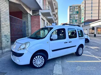 Usado Renault Kangoo 105 CV (77 kW) 2010 Blanco Monovolumen