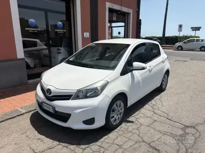 Usata Toyota Yaris Lounge 69 CV (50 kW) 2014 Bianco Utilitaria