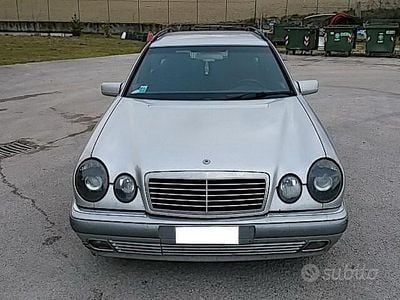 Usata Mercedes E200 Elegance 136 CV (100 kW) 1996 Grigio Station wagon