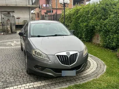Begagnad Lancia Delta 120 HK (88 kW) 2011 Grå Halvkombi