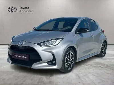 Usata Toyota Yaris Hybrid Lounge 92 CV (67 kW) 2022 Silver met Berlina