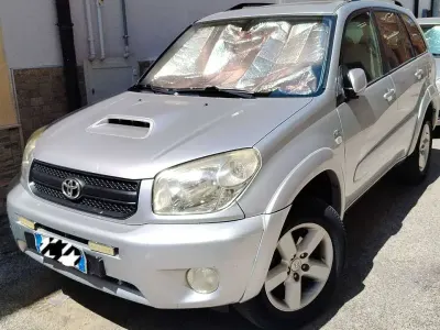 Usata Toyota RAV4 116 CV (85 kW) 2005 Argento SUV