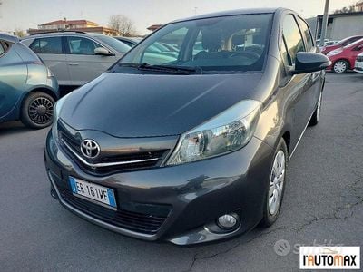 Usata Toyota Yaris Lounge 90 CV (66 kW) 2013 Grigio Utilitaria