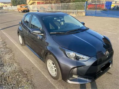 Usata Toyota Yaris Hybrid Active 92 CV (67 kW) 2025 Grigio Berlina