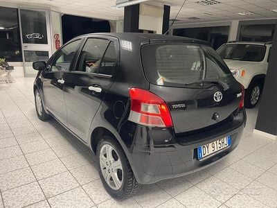 Usata Toyota Yaris Sol 100 CV (73 kW) 2010 Grigio Berlina