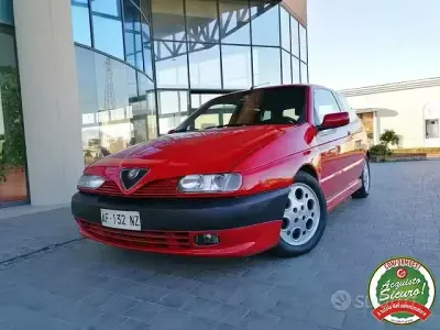 Usata Alfa Romeo 145 Quadrifoglio 150 CV (110 kW) 1996 Rosso Utilitaria