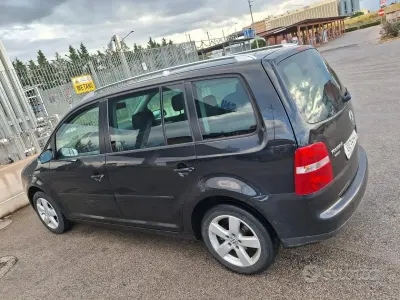 Käytetty VW Touran 105 HP (77 kW) 2006 Musta Tila-auto