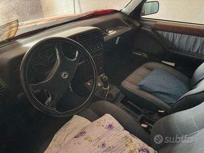 Käytetty Lancia Thema 117 HP (86 kW) 1991 Sininen Sedan