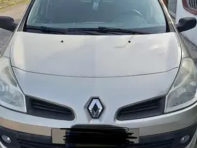 Usata Renault Clio II 75 CV (55 kW) 2007 Oro Berlina