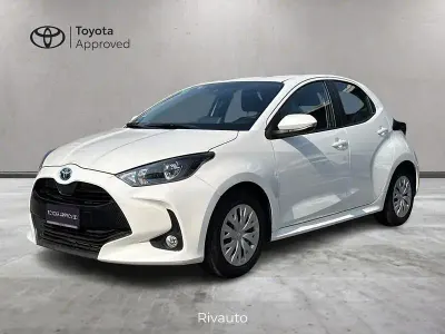 Usata Toyota Yaris Hybrid Active 116 CV (85 kW) 2022 Bianco Utilitaria