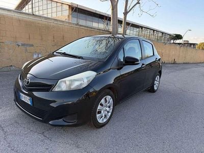 Usado Toyota Yaris Active 90 CV (66 kW) 2012 Negro Utilitario