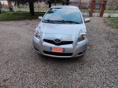 Usata Toyota Yaris Luxury 69 CV (50 kW) 2010 Grigio Utilitaria