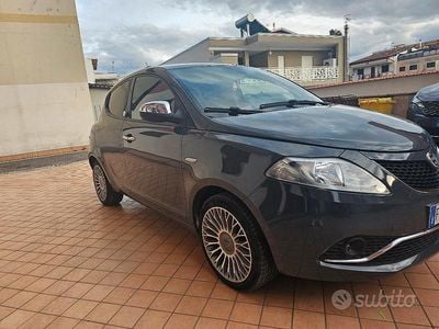 Usata Lancia Ypsilon 69 CV (50 kW) 2017 Grigio Utilitaria