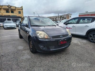 Usata Ford Fiesta 75 CV (55 kW) 2008 Grigio Utilitaria