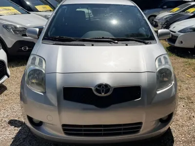 Usata Toyota Yaris 90 CV (66 kW) 2008 Argento Utilitaria