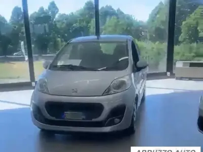 Usata Peugeot 107 Active 67 CV (49 kW) 2013 Grigio Utilitaria