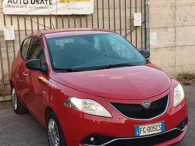 Usata Lancia Ypsilon Gold 95 CV (69 kW) 2016 Rosso Utilitaria