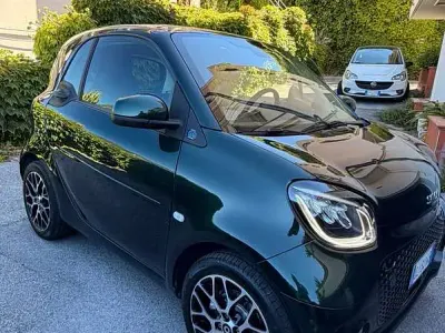 Usata Smart ForTwo Coupé Prime 41 kW (56 CV) 2022 Verde Utilitaria