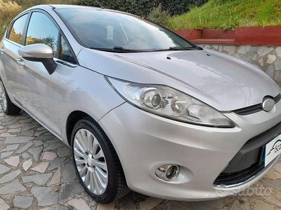Usata Ford Fiesta Titanium 82 CV (60 kW) 2009 Grigio Utilitaria