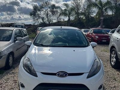 Usata Ford Fiesta Ghia 70 CV (51 kW) 2011 Bianco Utilitaria