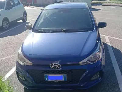 Usata Hyundai i20 Comfort 77 CV (56 kW) 2020 Blu/azzurro Utilitaria