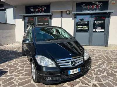 Usata Mercedes A180 Elegance 116 CV (85 kW) 2011 Nero Utilitaria