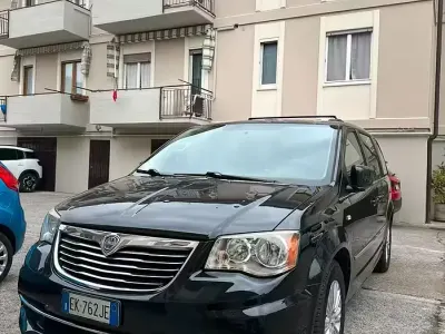 Usata Lancia Voyager 163 CV (119 kW) 2011 Nero Monovolume