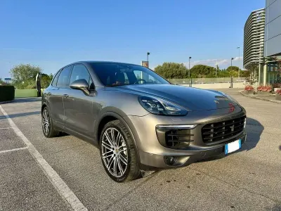 Usata Porsche Cayenne 250 CV (183 kW) 2016 Grigio SUV