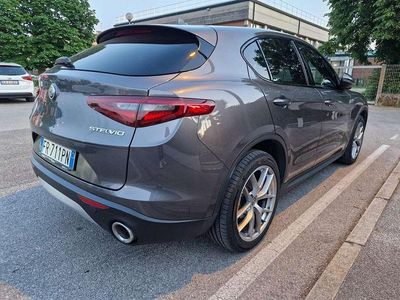 Usata Alfa Romeo Stelvio Executive 209 CV (153 kW) 2018 Grigio SUV