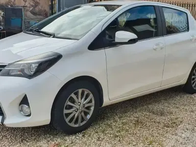 Usata Toyota Yaris Lounge 69 CV (50 kW) 2017 Bianco Berlina