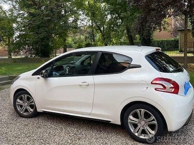 Usata Peugeot 208 68 CV (50 kW) 2013 Bianco Utilitaria