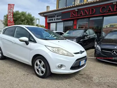 Usata Ford Fiesta 70 CV (51 kW) 2011 Bianco Berlina