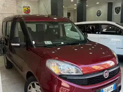 Käytetty Fiat Doblò Lounge 95 HP (69 kW) 2016 Punainen Tila-auto