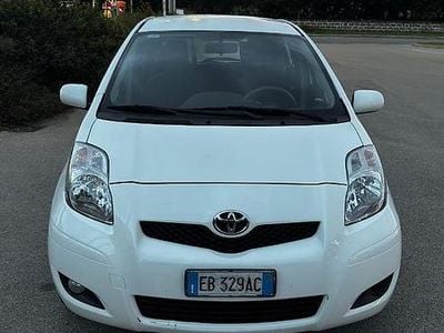 Second-hand Toyota Yaris 90 CP (66 kW) 2011 Alb Hatchback