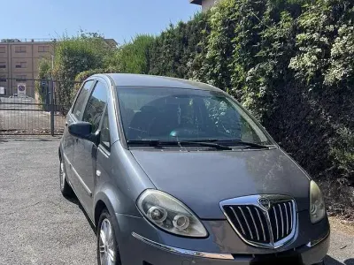 Usata Lancia Musa 95 CV (69 kW) 2012 Grigio Monovolume