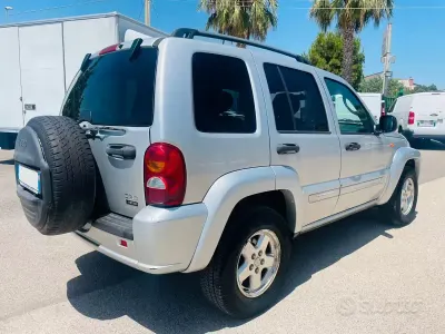 Usata Jeep Cherokee Limited 150 CV (110 kW) 2004 Grigio SUV