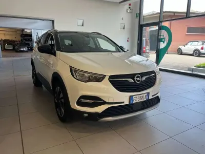 Usata Opel Grandland X S 131 CV (96 kW) 2019 Bianco metalizzato SUV