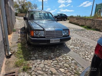 Usata Mercedes E250 94 CV (69 kW) 1991 Nero Berlina