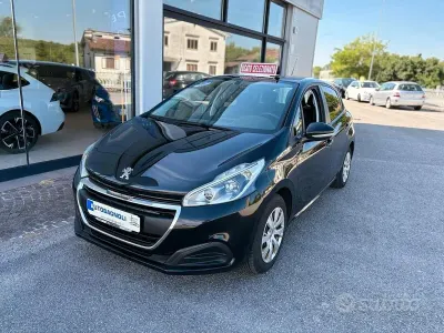 Usata Peugeot 208 Active 102 CV (75 kW) 2019 Nero Utilitaria