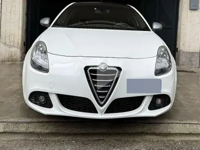 Usata Alfa Romeo Giulietta Veloce 105 CV (77 kW) 2013 Bianco Utilitaria