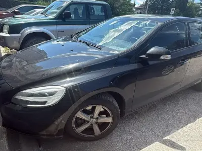 Usata Volvo V40 120 CV (88 kW) 2020 Nero Berlina