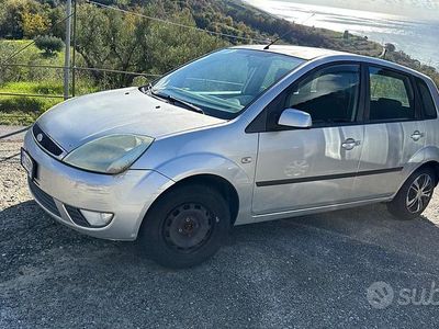Usata Ford Fiesta 2005 Grigio Berlina