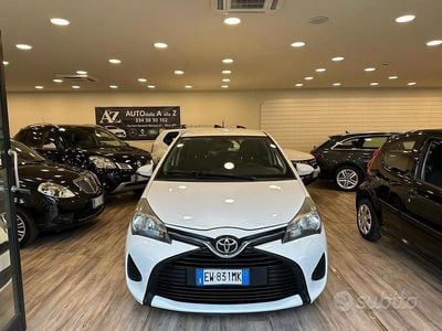 Usata Toyota Yaris Lounge 90 CV (66 kW) 2015 Bianco Utilitaria