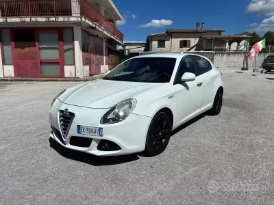 Usata Alfa Romeo Giulietta Exclusive 105 CV (77 kW) 2011 Bianco Utilitaria