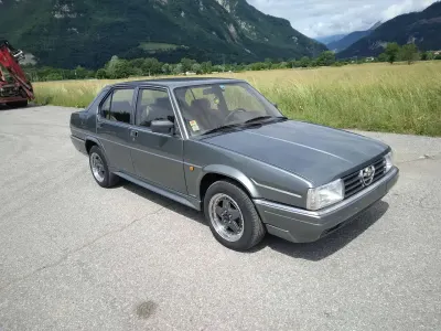 Usata Alfa Romeo 90 Quadrifoglio 156 CV (114 kW) 1986 Grigio neutro doppio strato Berlina